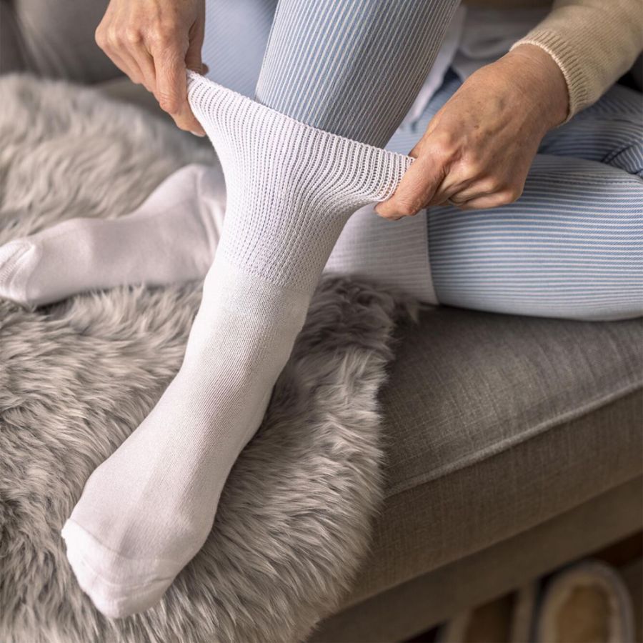 X927 IOMI Triple Pack Bamboo Diabetic Socks (White)